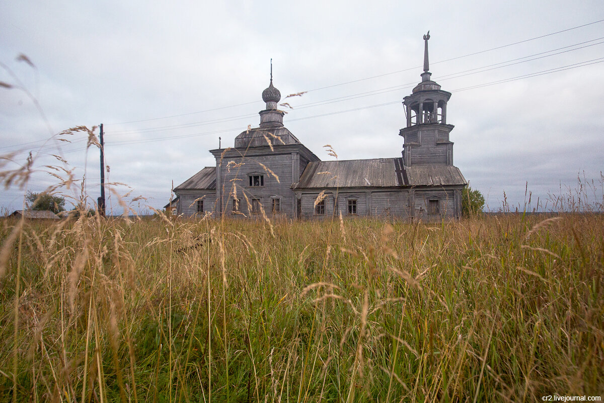 Никольская церковь 19-го века, построенная в память бывшего здесь Кирилло-Сырьинского Успенского монастыря. Сырья, Архангельская область 