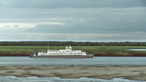 В онлайн-киноклубе Благосферы покажут фильм о медиках, которые каждую весну отправляются в далекое плавание лечить людей. Эта история о врачах, которые не боятся борьбы с климатом и сложностей долгого путешествия ради спасения других.