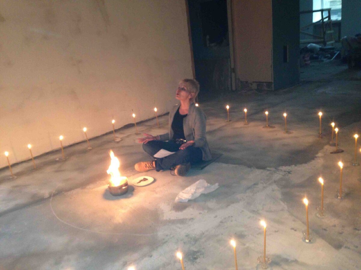 парапсихолог Виолетта за ритуалом с огнем