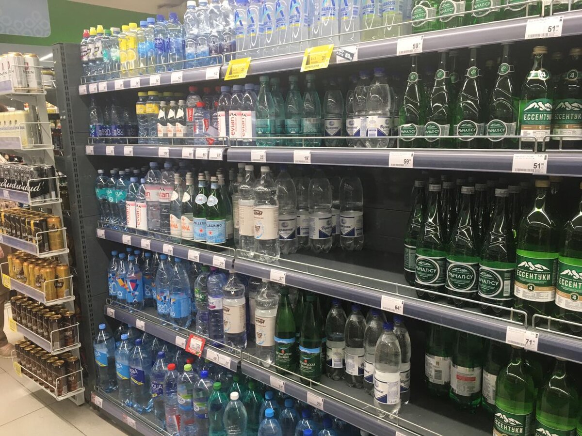 Полка с водой. Пустые места на полке - редкое явление, поскольку мерчандайзеры следят за тем, чтобы продукция всегда была выставлена в зале