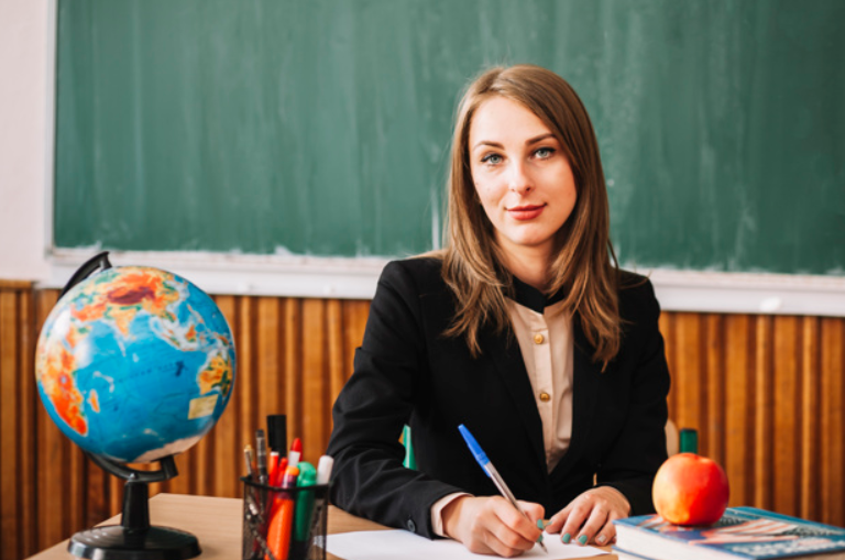 А это Светлана Дмитриевна. Серьёзная дама. Готовит к экзаменам по английскому, причём хорошо готовит, ученики стабильно хорошо сдают FCE на A и B и ЕГЭ на 90+ баллов. Только у Светланы есть мечта пойти учиться дальше, причём на английском языке. Диплом у неё первый красный, и есть шанс поехать учиться за границу бесплатно. А для этого ей нужен IELTS Academic на высокие баллы. И  ... IELTS внезапно не сдаётся. Не может мисс Усидвичость и Прилежность получить нужные баллы за writing, хоть плачь. И уже дважды пыталась, от отпусков двух последних отказалась в пользу занятий на престижных очных курсах и с целью покупки всех учебников по подготовке к IELTS, какие нашла в специализированном книжном в своём городе. А воз и ныне там. Светлане нужен спецкурс IELTS Writing - Academic Training Module. В ELN можно заказать такой. От 40 до 80 часов, и проблема закрыта.  