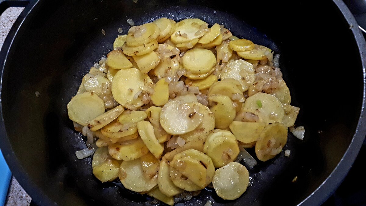 Хорошо перемешать сырой картофель с луком, чтобы весь пропитался вкусом