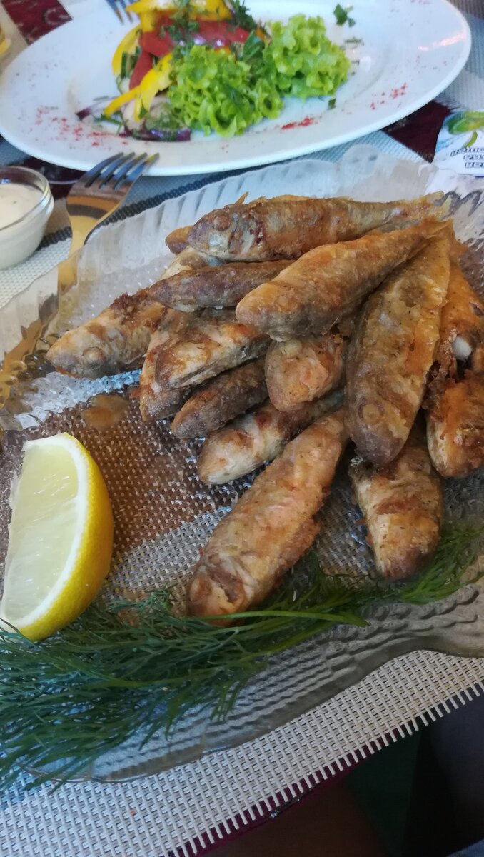 Крым, Гаспра, Ресторан "Карамель" Жареная во фритюре барабуля.