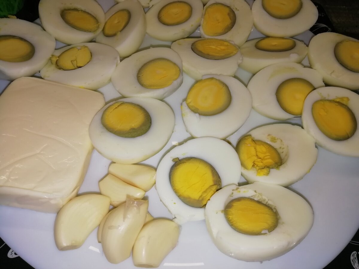 Для еврейской закуски варю сразу целую кассету яиц. Сыты и довольны как гости, так и семья