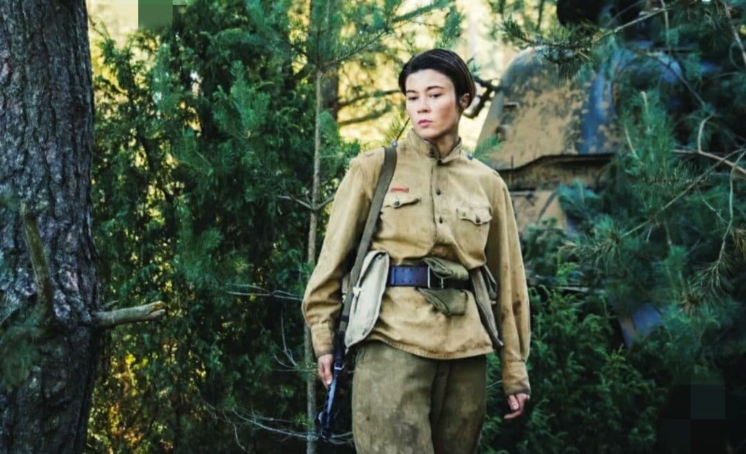 Кадр из фильма. Клавдия Коршунова в роли старшего лейтенанта разведки Антонины Иваньшиной