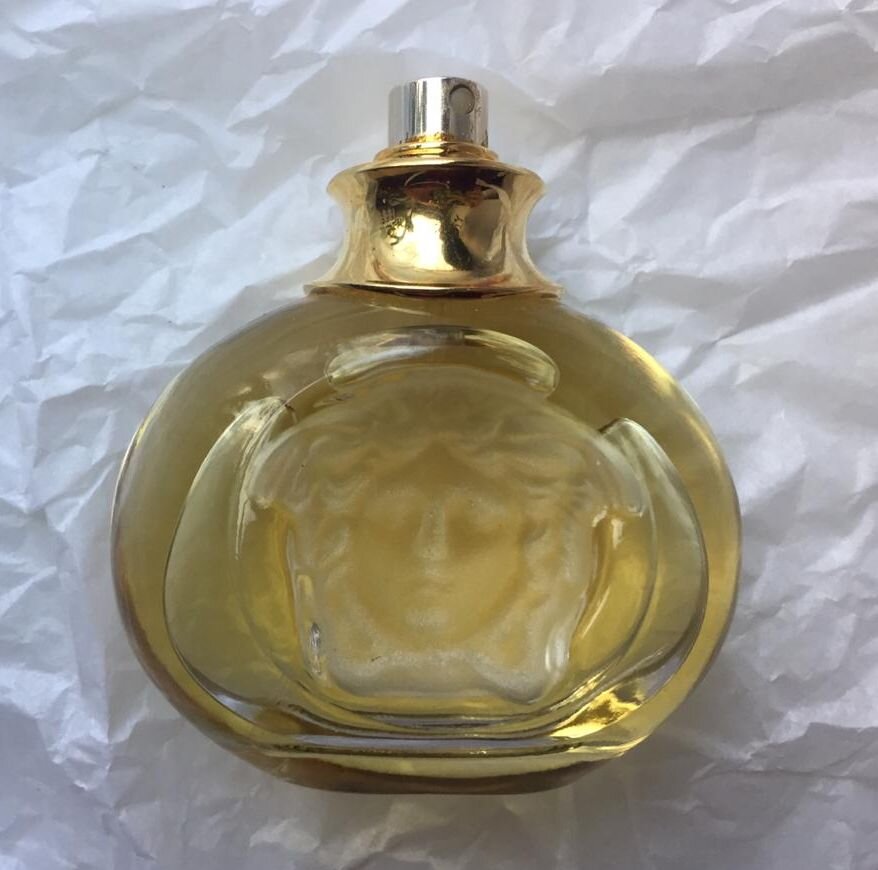 разные ракурсы дают новое изображение лица на эмблеме модного дома