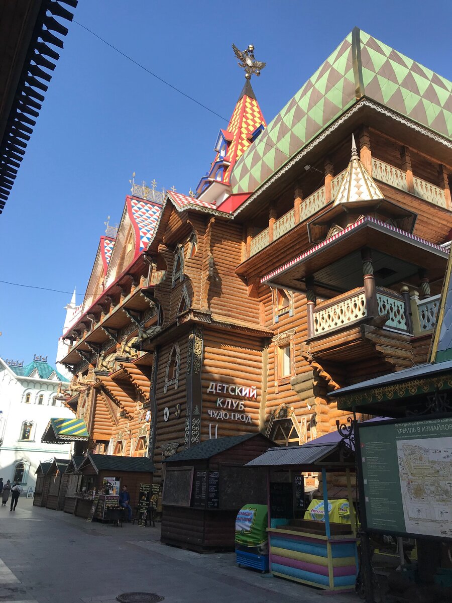 Там множество деревянных построек, в которых организованы кафе, магазины и т.д.