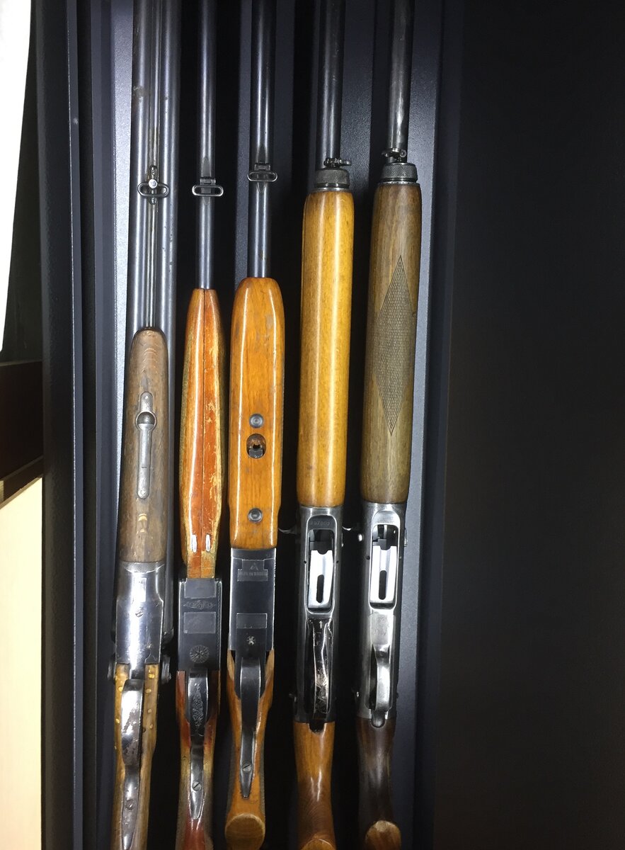 Видно не особо хорошо, но "тещина комната" имеет немного не те объемы чтобы с удобствами расположится. Ну и "тесновата кольчужка", что тут скажешь. Но справа, на фото не видно, стоит "шкапчик №2", в котором сейчас навалом лежат патроны и порох