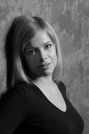 Песня. Смотрю в его глаза,
Ищу я там ответ.
Пусть нравится моя красота,
Ему передам привет.

Если нравлюсь я ему,
Пусть смотрит на меня,
Любовь свою подарю,
Зажгётся над нами звезда.

Веселье его нравится мне,
Что за мужчина такой,
Прольётся свет в темноте,
Подмигну ему под луной.

01.09.2013