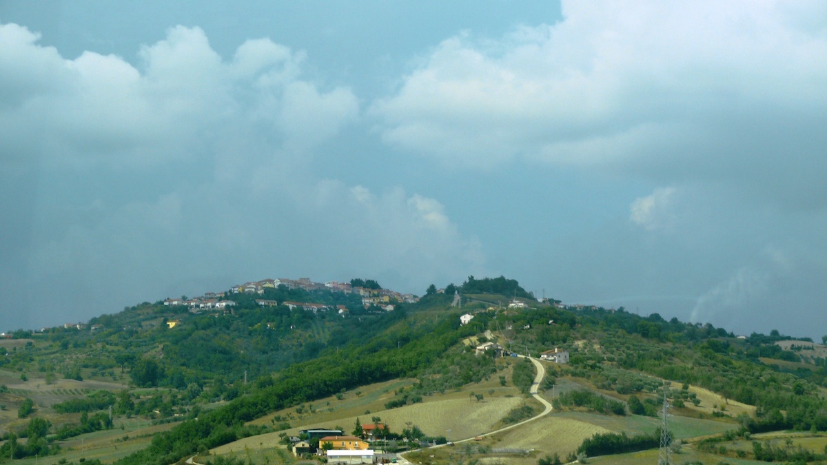 Именно по этому маршрута всего три назад мы на фирменном автобусе круизной компании MSC c супругой за 3 часа пролетел с ветерком из Бари в Неаполь.