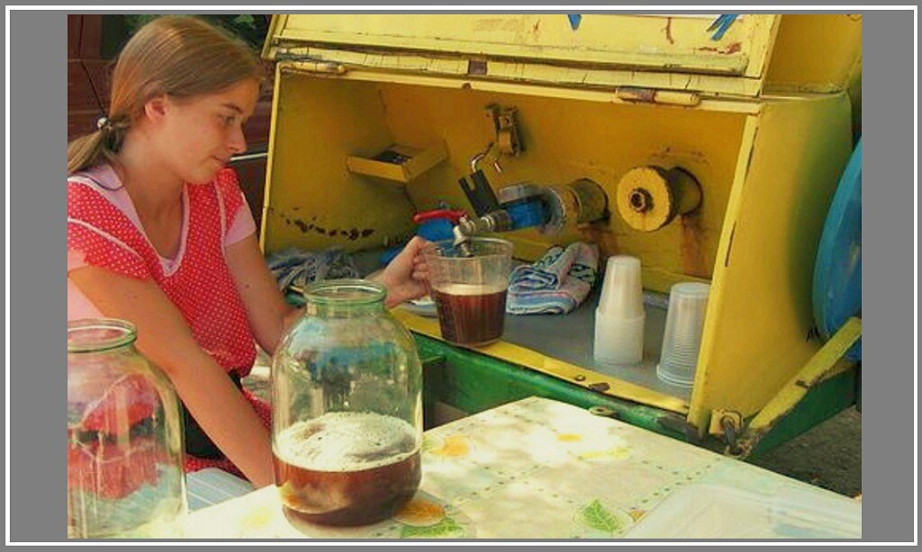 Квас хорош для домашней окрошки. Есть, конечно, ещё варианты окрошки: на кипяченой воде со сметаной, на молочной сыворотке. Но и квас - один из лучших рецептов.