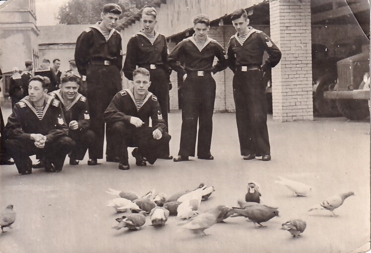 Мой отец второй справа, курсант.