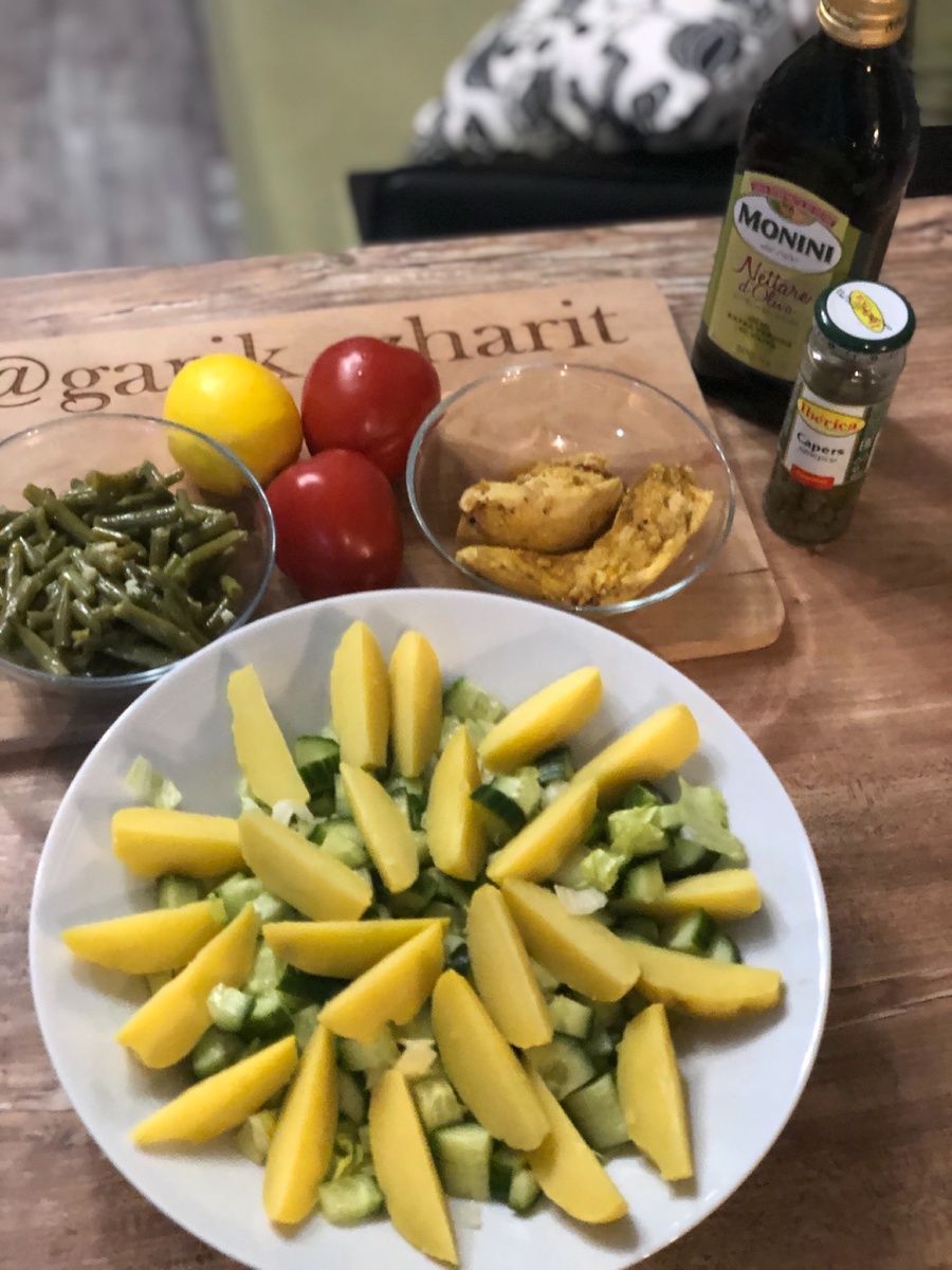 Из не-остатков стручковая фасоль и варёные яйца 🥚. Пришлось всё же добавить для полноты картины 🤣🤣 Кстати, больше на ужин ничего не девал, салат и так плотный, белок и клетчатка👌И картошка😂