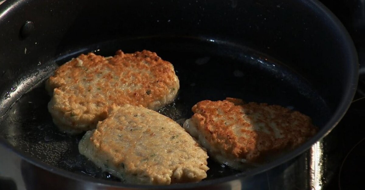 Перловка с рыбными котлетами. Биточки из манной крупы с соусом. Котлеты с перловкой и фаршем. Котлеты из перловки постные. Перловка с котлетами.