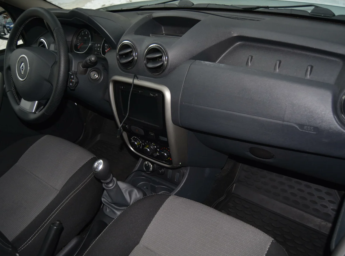 Салон достаточно чистый. Комплектация не самая бедная