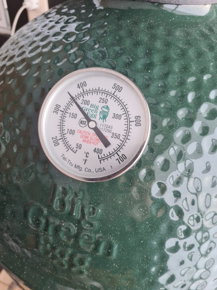 Градусник в гриле.