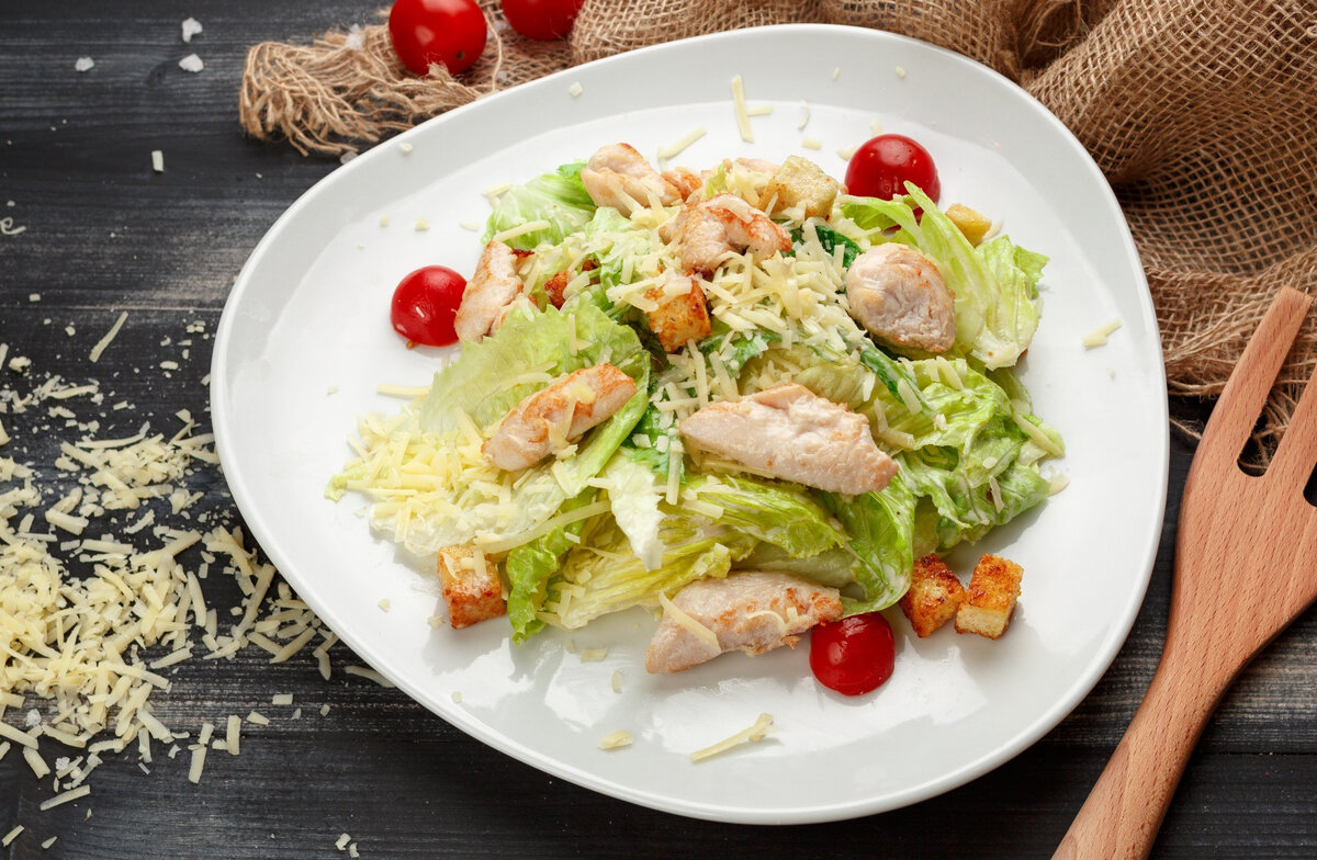 Салат Цезарь с курицей