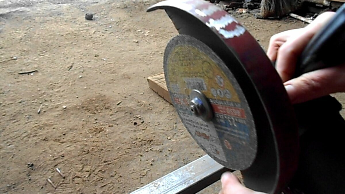 резка металла на ленточнопильном станке. бош gco 14 24 j. параллельное пиление бензопилой. круглый пилить. круглый пилить.