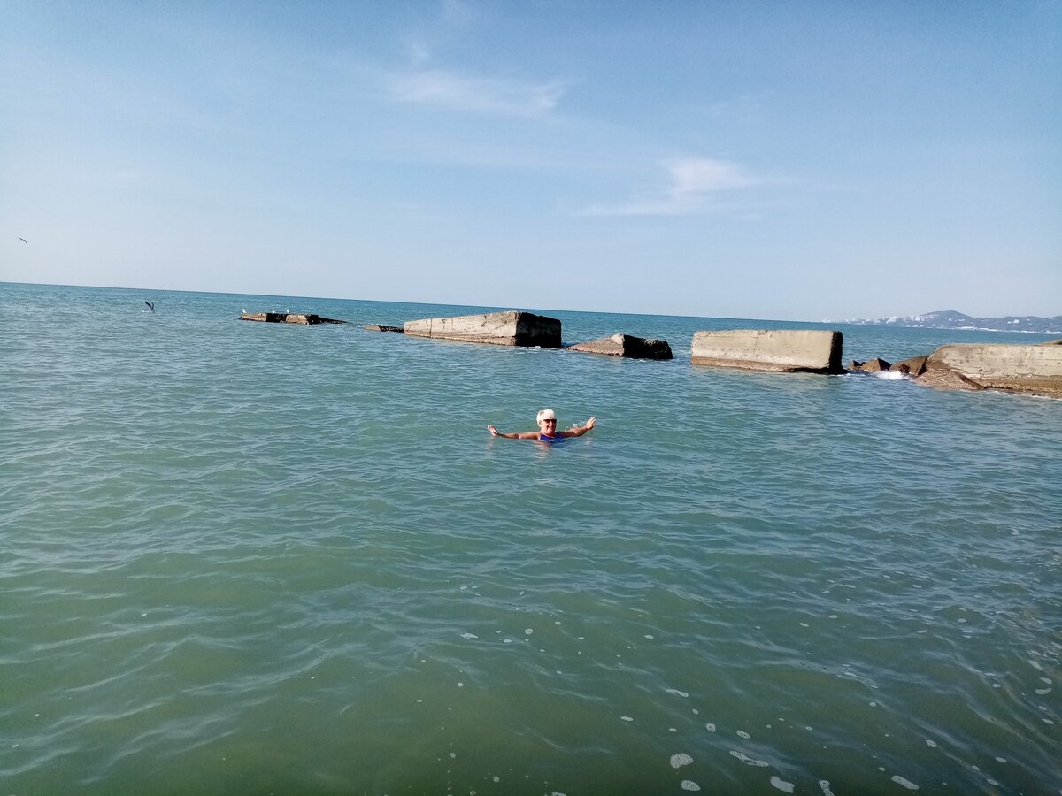 Где в сочи самое чистое море. Адлер чистое море. Канализация впадает в море в Сочи. Чистая вода в Адлере. Где купаются местные в Адлере.