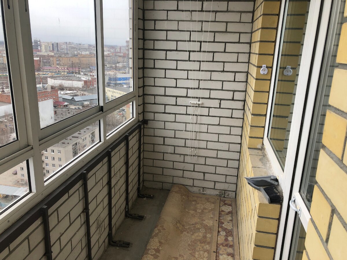 В какой-то степени нам повезло, балкон был застеклен от застройщика и был побелен потолок, но на этом всё! Он был абсолютно пустой с бетонным полом и железным ограждением. 