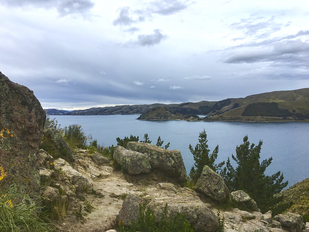 Вид на озеро Титикака с холма Cerro Calvario по пути на вершину, фото автора