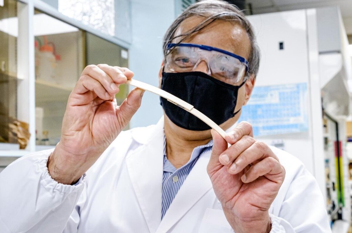 NTU Prof Raju держит и сгибает два деревянных бруска, скрепленных посередине с помощью магнитотверждающего клея, чтобы продемонстрировать его сильную адгезию. Авторы: NTU Singapore