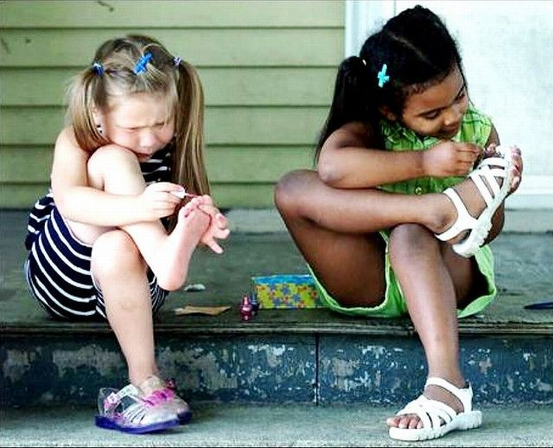 Нюхает трусы подруги. Маленькие подружки. Девчонки красят ногти на ногах. Девочка красит ногти. Две маленькие девочки смешные.