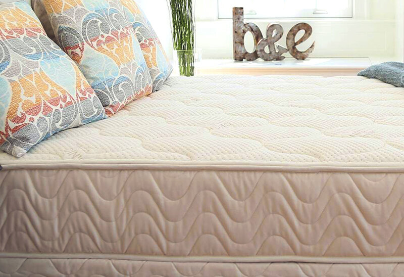 При хорошем-то матрасе и кровать не очень нужна. Тот, что на картинке – Spindle. Без пружин, из натурального латекса, в чехле из органического хлопка, американского производства. И позиционируется как один из лучших, чтобы не болела спина. Даже думать не хочется, сколько он стоит