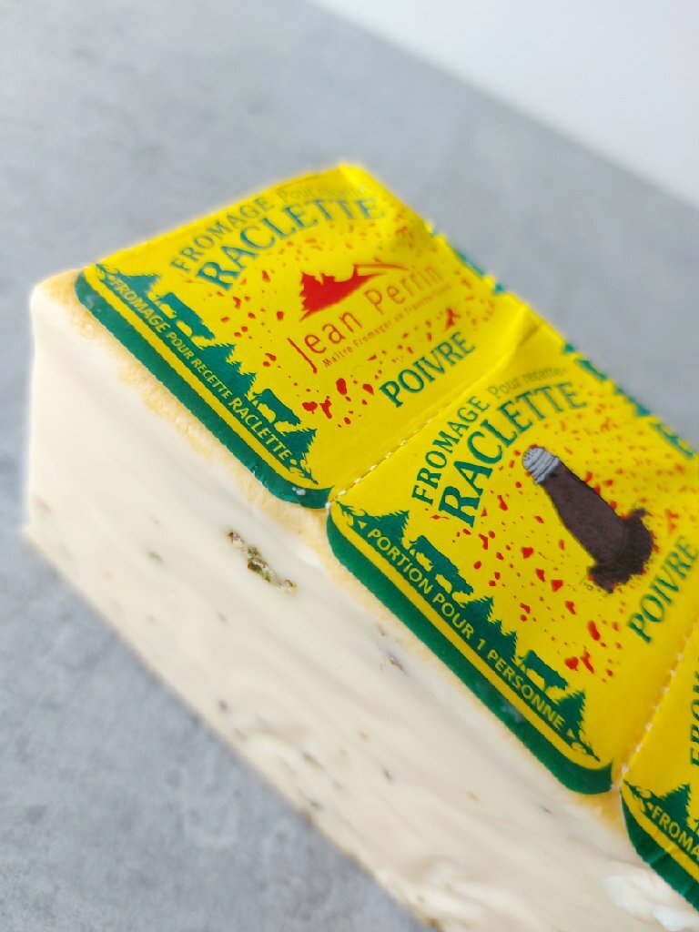 Раклетт с чёрным перцем.