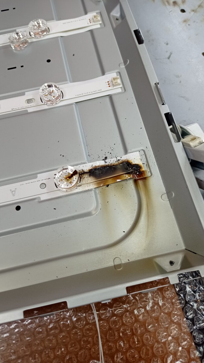 Вот так бывает, хозяин аппарата испугался "перед сном"просматривал теле передачи,пошел дым,явление не частое,обычно светодиоды просто "обрывает" а тут такое творится, удивил этот аппарат. Пример из практики так тоже бывает.