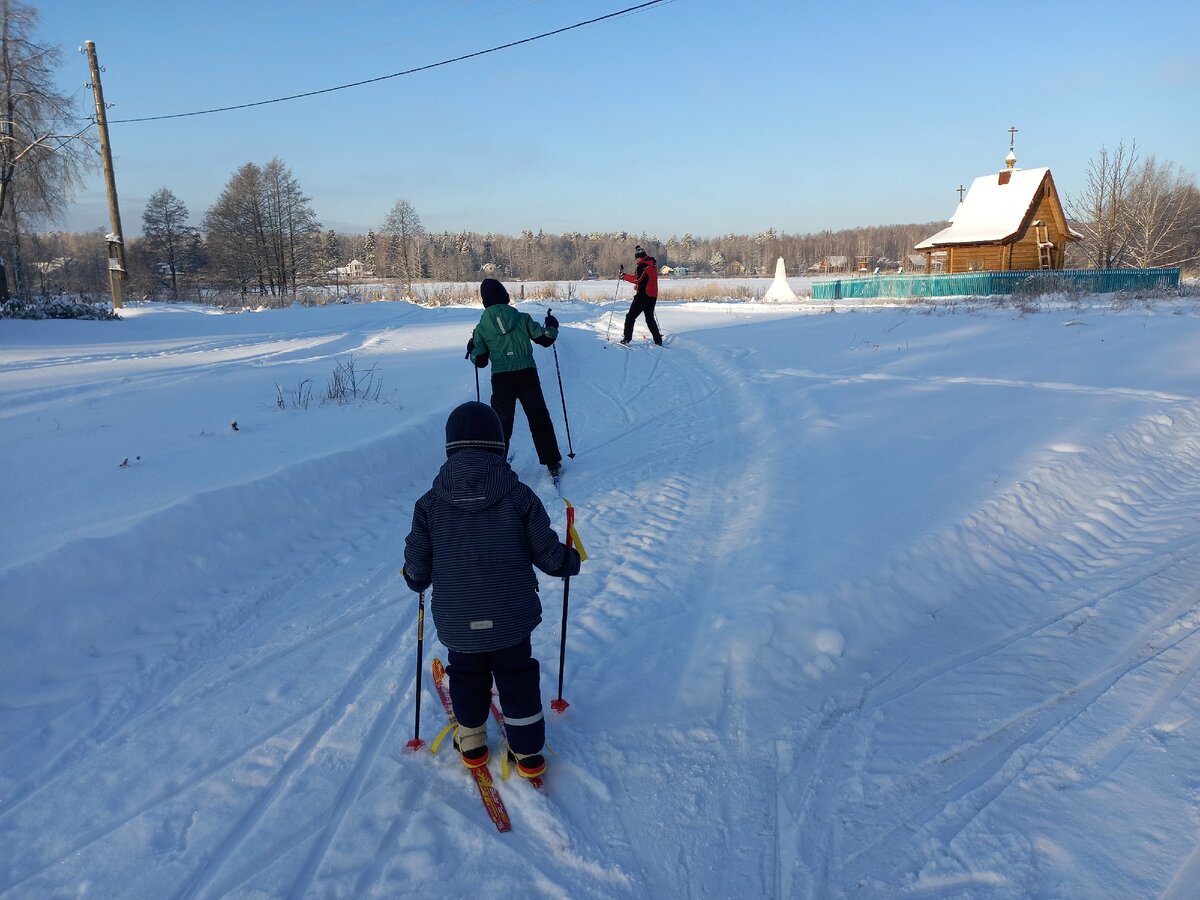 Снег хрустит. Сходили в лыжный поход. Младшему не понравилось, через 10 минут снял лыжи 
