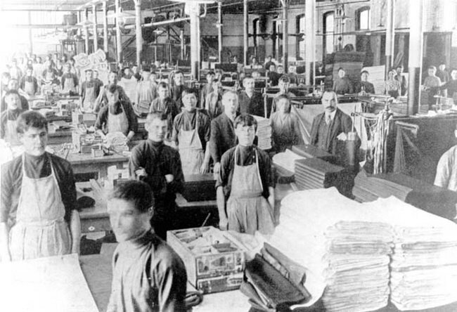 Рабочие складального отделения красильно-отделочной фабрики Т-ва М-р Н.Н.Коншина в Серпухове. 1913 г.
