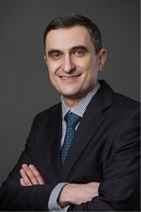 Андрей Абрагимович: После относительно неплохого начала 2020 года рынок международных автомобильных грузоперевозок весной «провалился» в пандемию COVID-19. В марте на границах стран выросли многокилометровые очереди из фур, соответственно сроки доставки грузов и затраты перевозчиков увеличились. Там, где раньше машина проезжала не задерживаясь, в новой ситуации для прохождения границ надо было перестраивать маршруты и обеспечивать водителей всеми необходимыми справками, регистрационными документами, средствами защиты, иногда менять водителей. Закрылась возможность перевозок с заездом вглубь Китая.