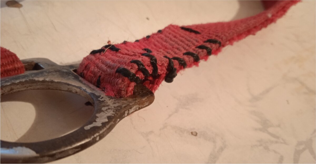 Распорола, отрезала испорченный участок, пришила обратно к кольцу. Фото автора