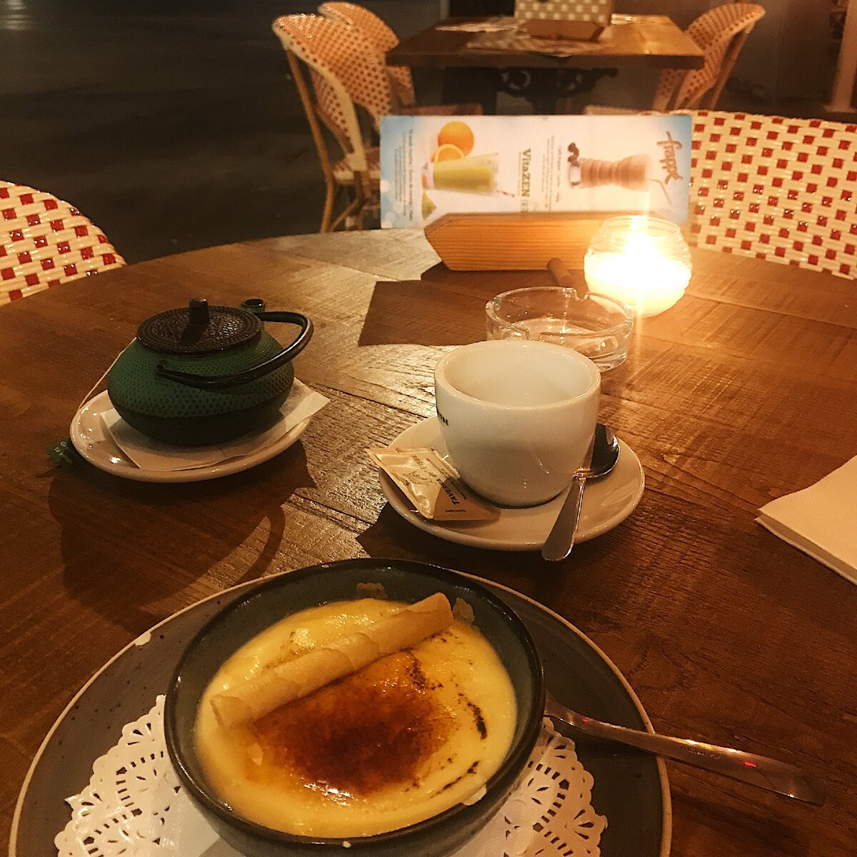 Так выглядит Крема Каталана: очень маленькая чашечка, в которой запечен крем-брюле. Не ожидала, что десерт будет холодным.