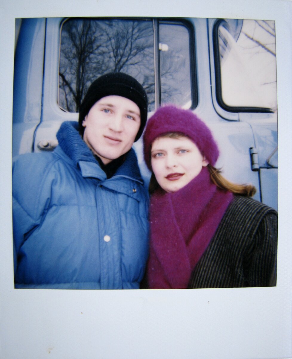 Фото с Полароида. Я с мужем зимой 1993 года.