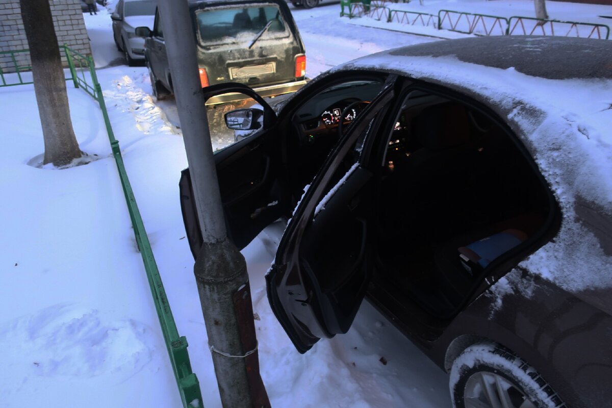открытые двери автомобиля перед ночной стоянкой