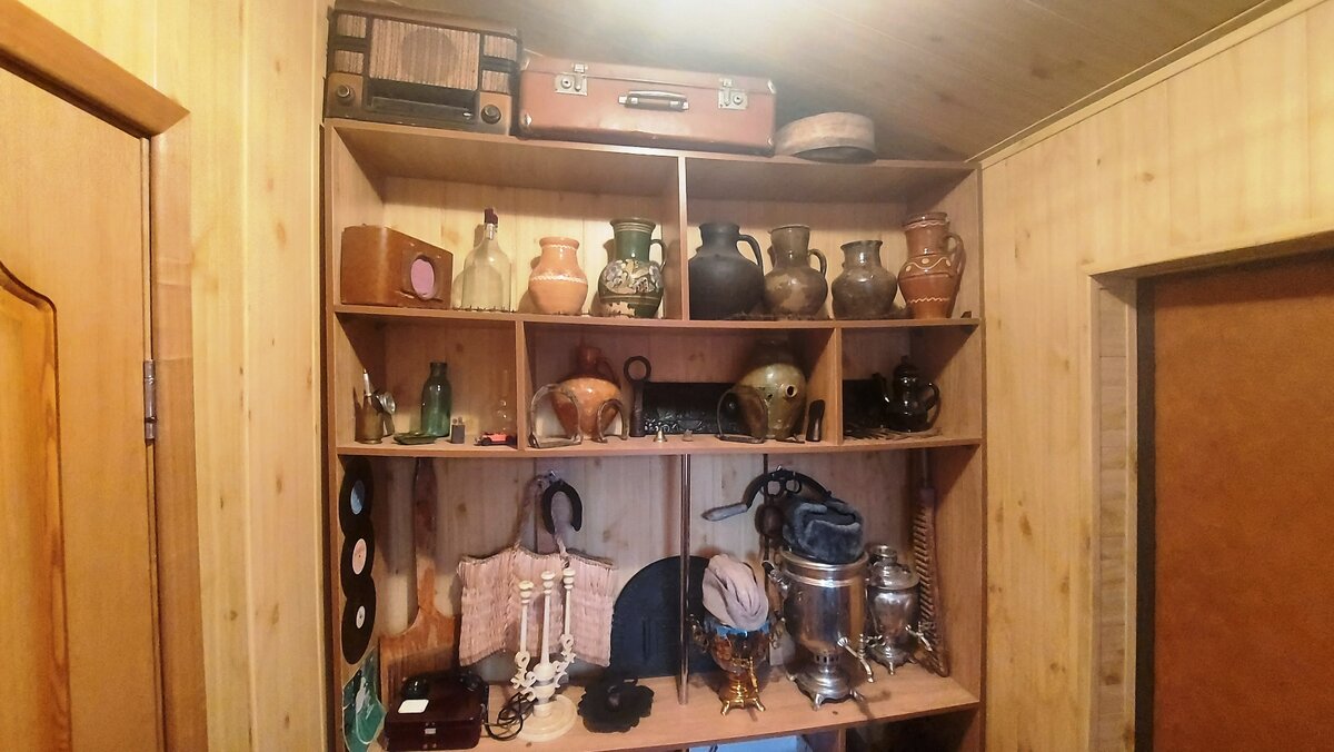 Мой коридорный стелаж с предметами старины и винтажа