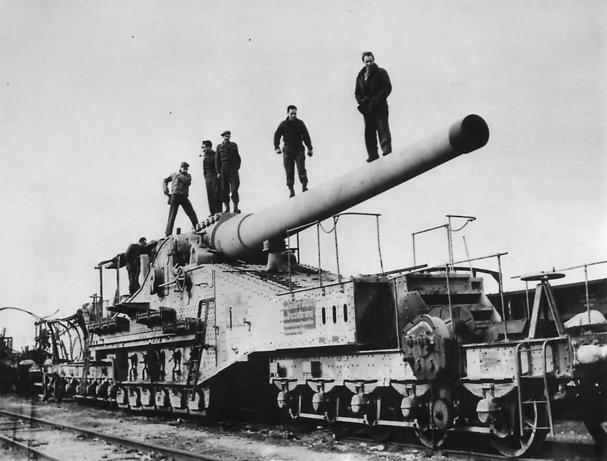 Войска 7-й армии США, 3-я танковая дивизия с захваченными 27,4cm K (E) 592 (f). Март 1945 г. под Кельном