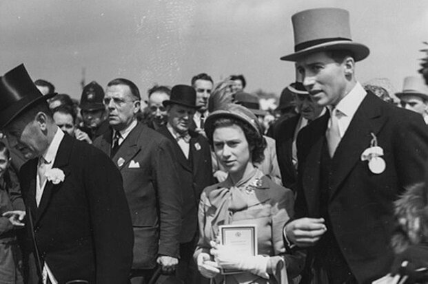Принцесса Елизавета и лорд Порчестер на дерби в Эпсоме в 1951 году 