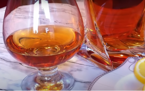 Самогон в красивой посуде.