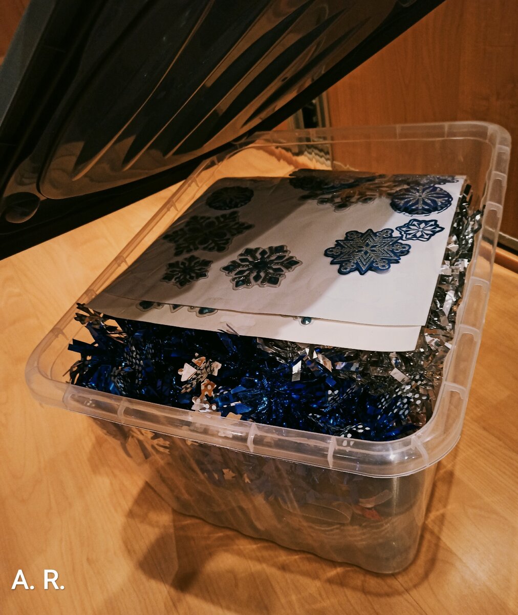 Он вроде большой, но и мишуры новогодней у меня немало). Фото автора. 