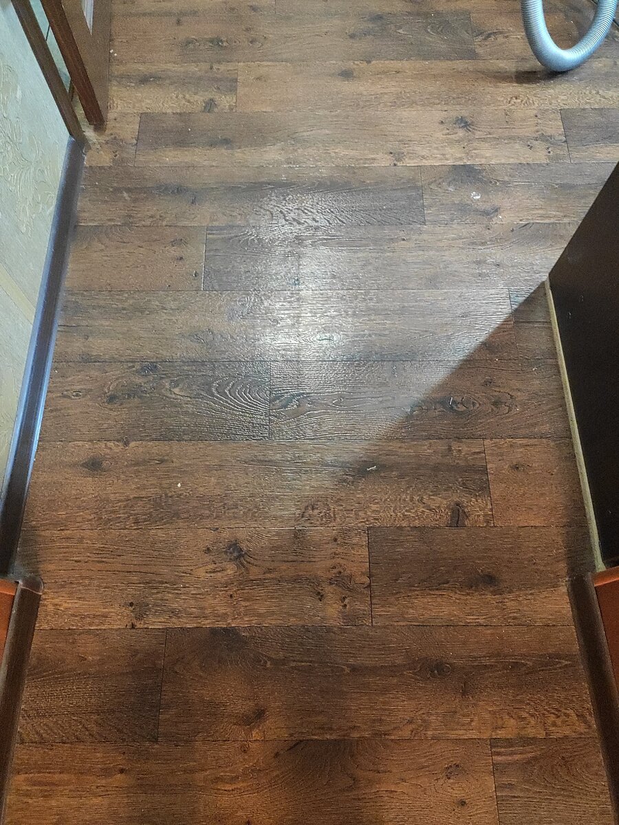 Просели доски на полу. Сыграла фанера и повредила линолеум.