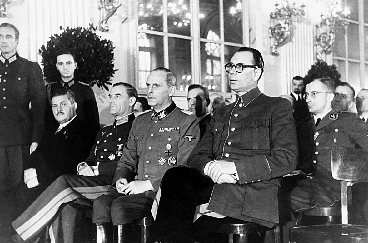 Еще один маленький факт: нет ни одной фотографии, где Власов был бы облачен в немецкую форму. На всех снимках он носит исключительно мундир без опознавательных знаков, а принадлежность к РОА подчеркивала лишь эмблема на фуражке.