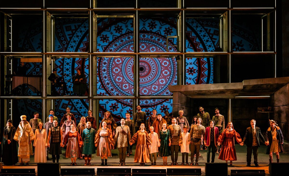 Сцена из спектакля "Лавр"