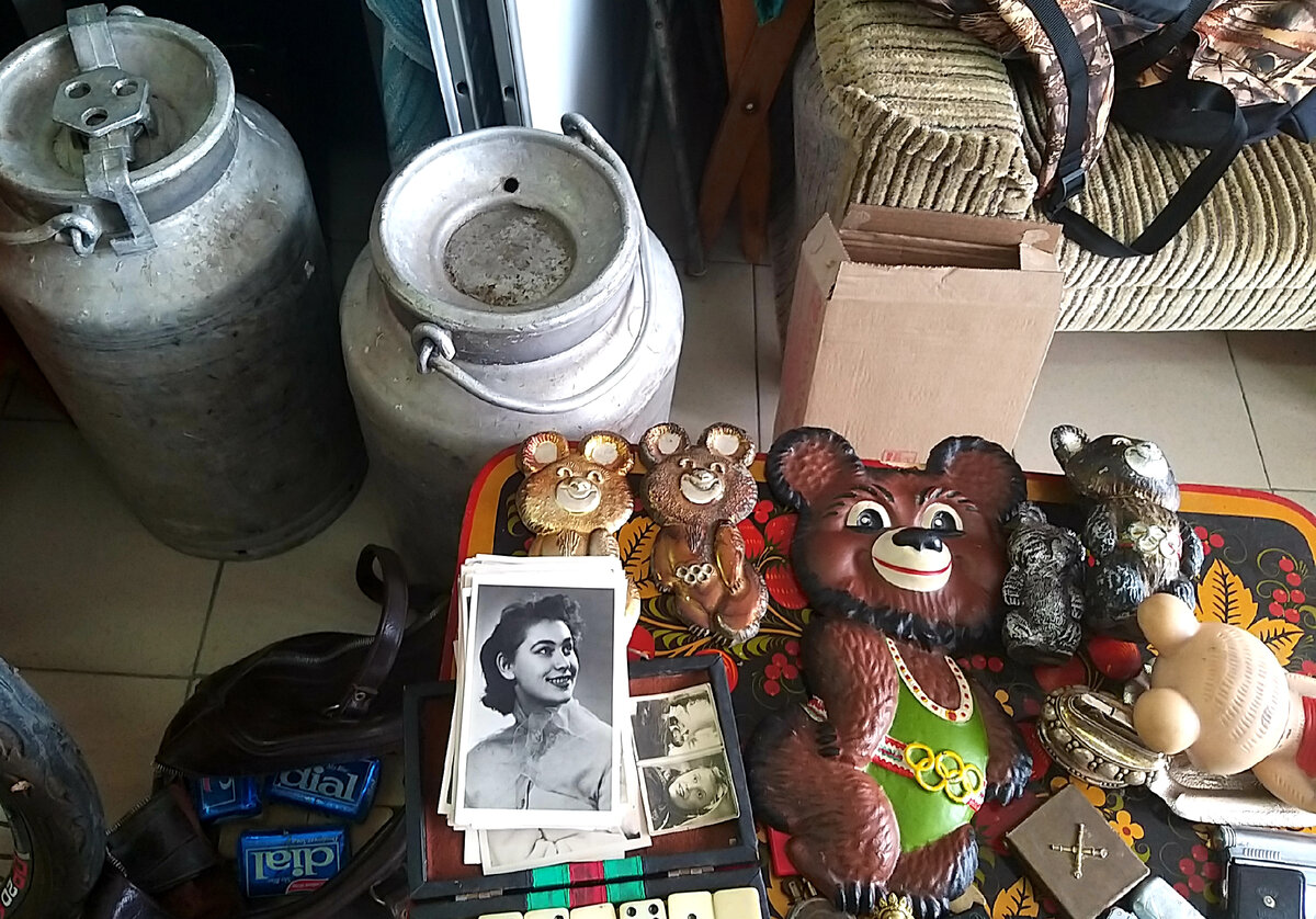 Кроме бидонов, на той же блошке разгядел железные фляги, родом из СССР, олимпийские мишки просто попали на передний план 