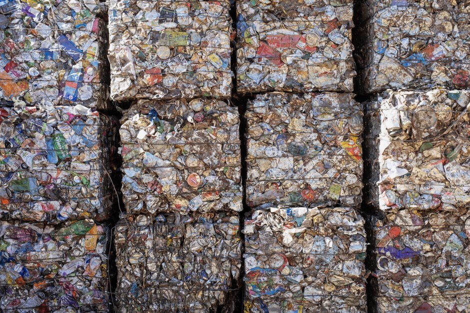 Почему все сваливают в один мусоровоз
Весь центр Москвы сейчас объезжает всего один грузовик для вторсырья. И, как ни странно, этого достаточно: в ЦАО мусорщики приезжают раз в два дня, и за смену мусоровоз опустошает 250 контейнеров для раздельного сбора — они как раз успевают наполниться. Обычный мусор при этом забирают чаще (по закону — каждые сутки, в теплое время), но для вторсырья нормативов не существует, поэтому график мусорные компании выбирают себе сами. Как и форму баков, их количество и даже сам принцип разделения отходов. В итоге у пяти разных мусорных компаний в пределах МКАД стоят совершенно разные контейнеры: где-то жителей просят отделять только «сухие» отходы от «мокрых» (то есть от органики: еды и напитков), а где-то — собирать раздельно пластик, стекло, бумагу и металл.

За любыми «сухими» отходами при этом все равно приезжает по одной машине, и все сваливают в единый бак — ПОТОМУ ЧТО ВТОРСЫРЬЕ НЕИЗБЕЖНО ОТПРАВЛЯЕТСЯ НА ДО СОРТИРОВКУ. Без этого тонны сырья при переработке будут испорчены из-за одного осколка стекла в партии бутылок, а забирать отдельно пластик и стекло на нескольких мусоровозах дорого и нерационально.
