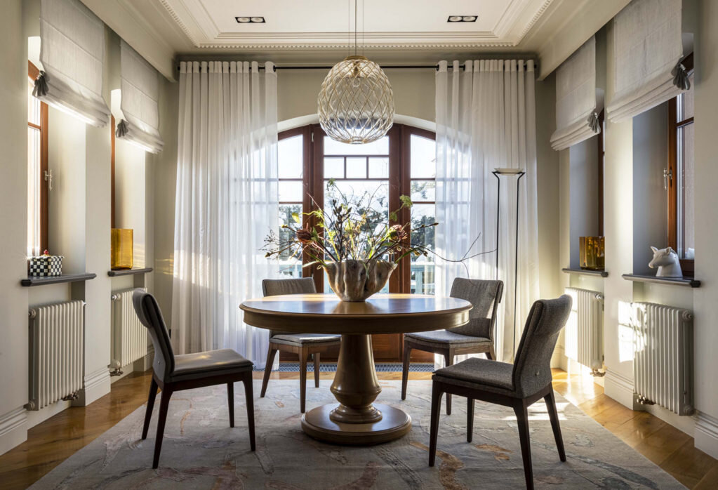 Столовая с выходом в сад. Обеденный стол, Salda; стулья, Cattelan Italia; светильник-шишка, FontanaArte.