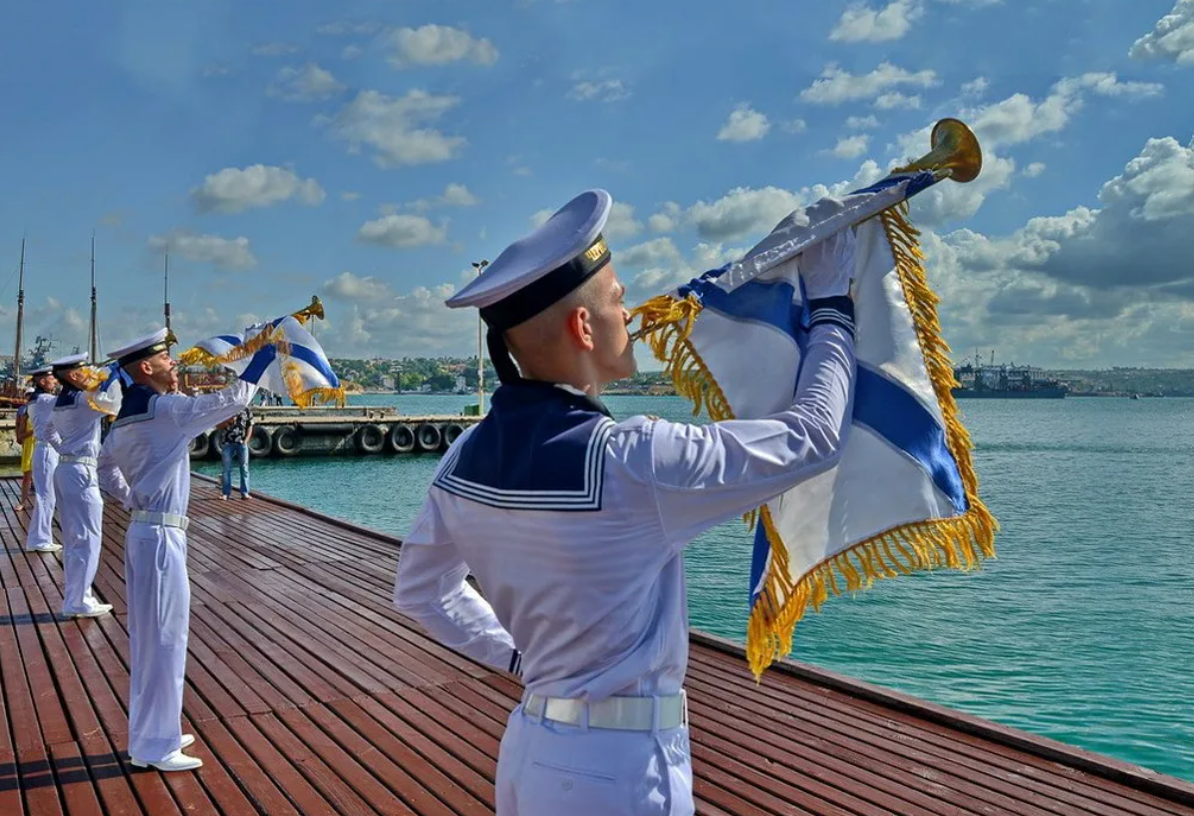 Женщина юнга. С днем ВМФ. Моряки на корабле. Морячки на корабле. Военный моряк.