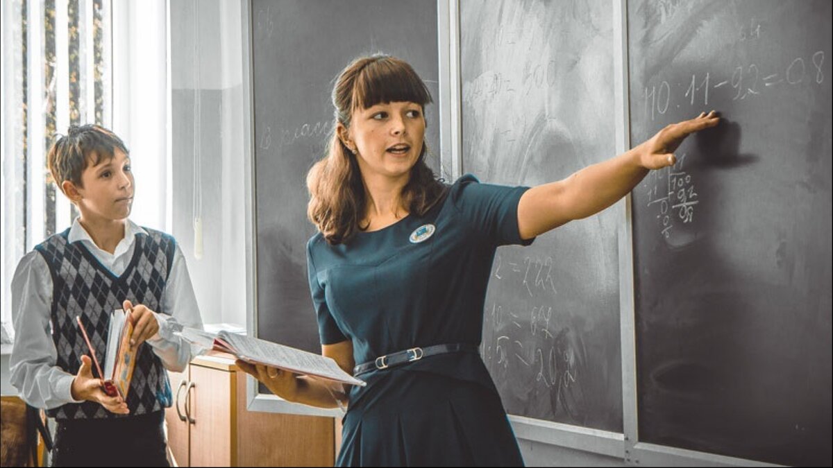 трудовик в школе. радостный учитель. учительница труда. учительница труда. учительский труд.